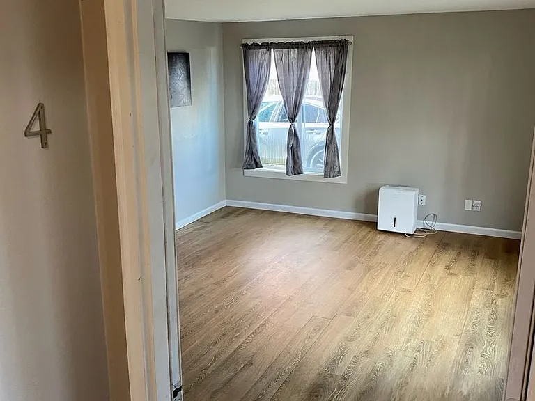 100 Commercial Ave — Photo 14