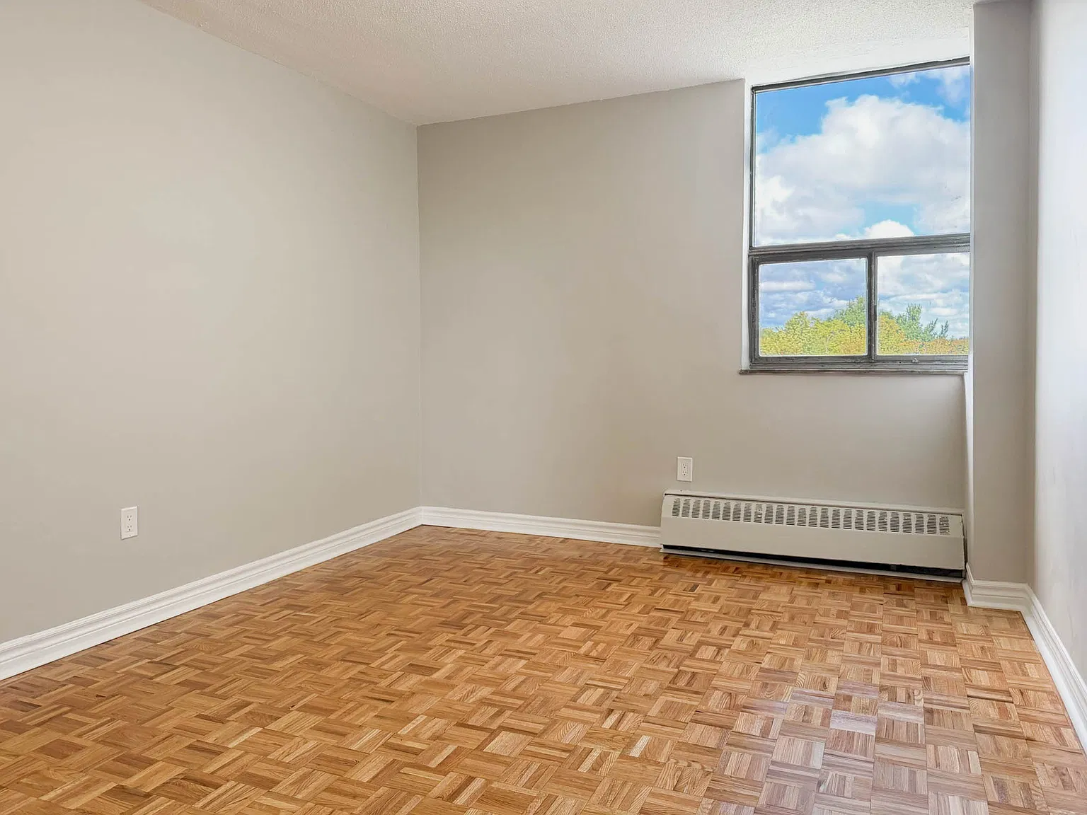 3895 Lawrence Avenue, East — Photo 4