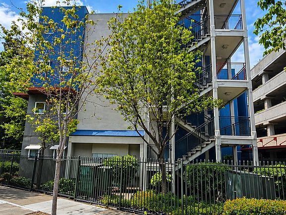 3rd image of 1121 40th St APT 4401