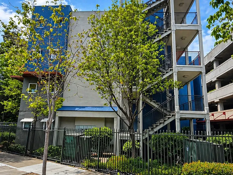 1121 40th St #4401 — Photo 3