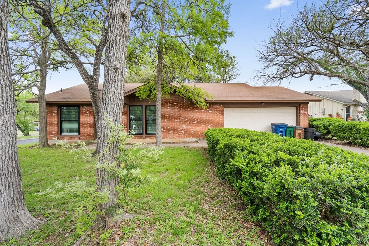 Building Photo - 2701 Alderwood Dr
