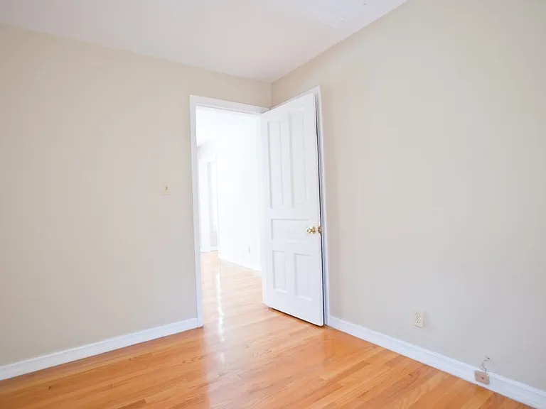 8/1-$1745 3 BR with Laundry, Upper Flat Close to Lakefront and UWM - 2431 N Farwell — Photo 14
