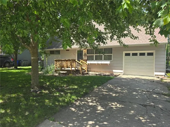 907 S Sunset Dr, Olathe, KS 66061