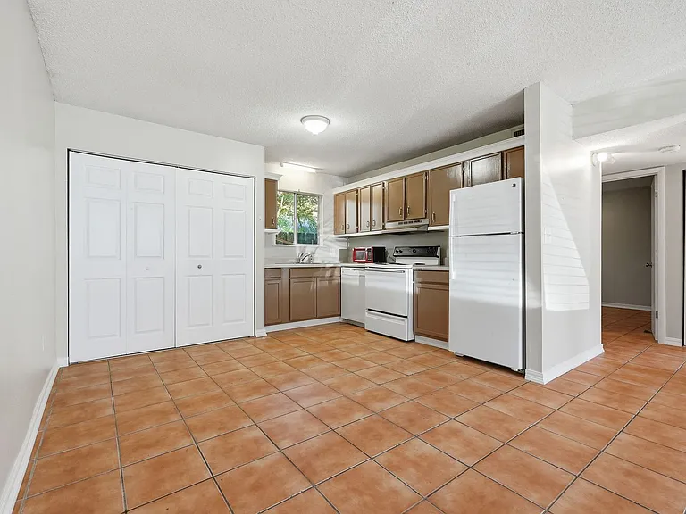 201 College Blvd E #11 — Photo 12