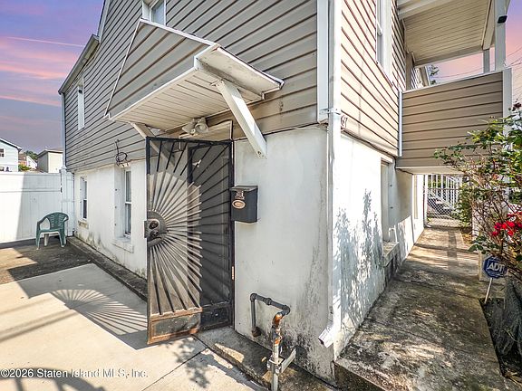 4th image of 267 Gordon St
