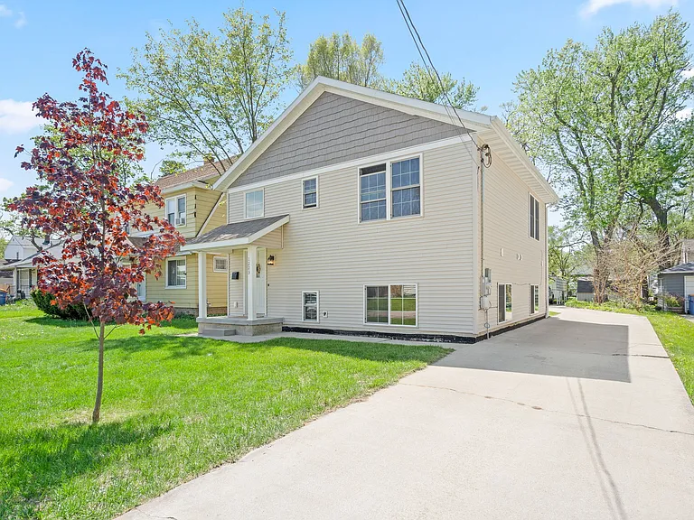 1223 Edith Ave NE — Photo 3