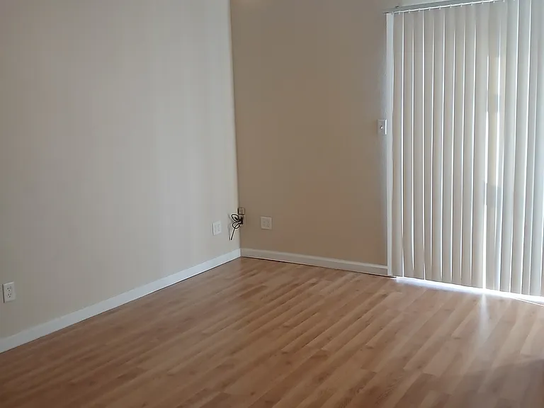 510-2 S Poplar St — Photo 2
