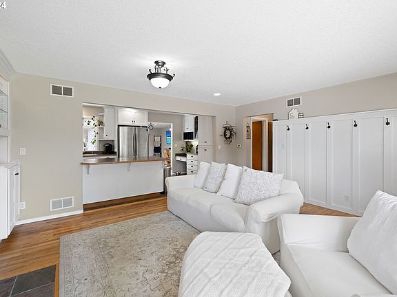 5th image of 427 NE Birchwood Dr