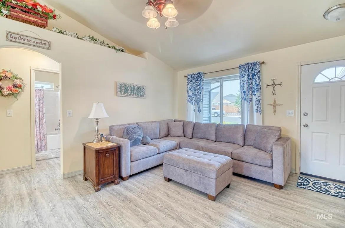 3 bed, 1220 sqft, $1,900 — Photo 4