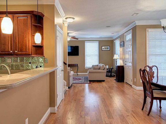 open concept, see kitchen and dining