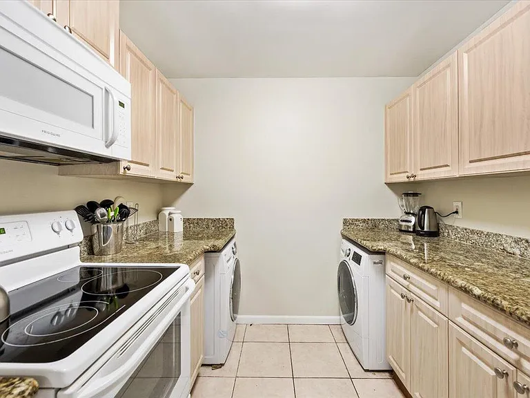 2060 Greenview Shores Blvd #308 — Photo 11