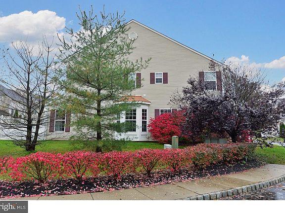 3rd image of 124 Chancellor Dr