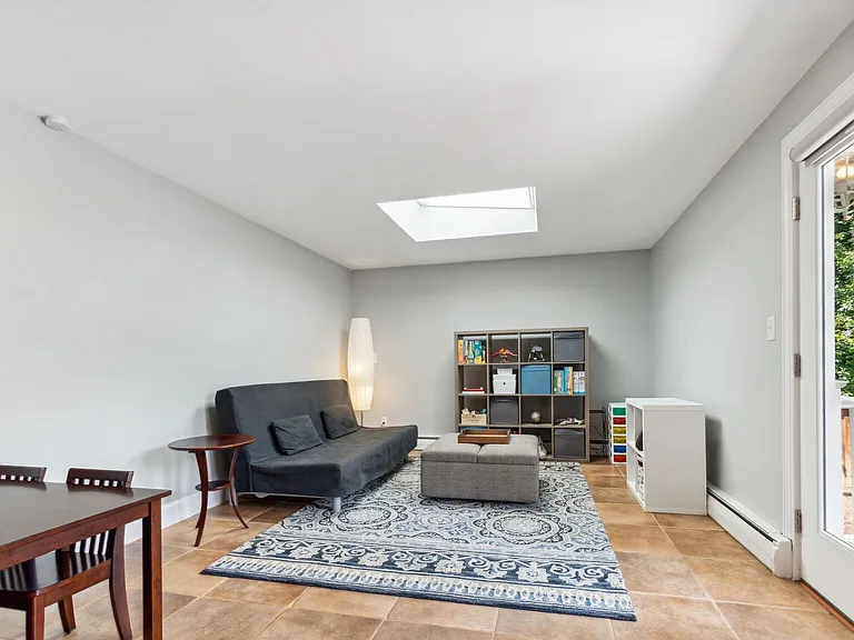 9909 Gardiner Ave — Photo 12