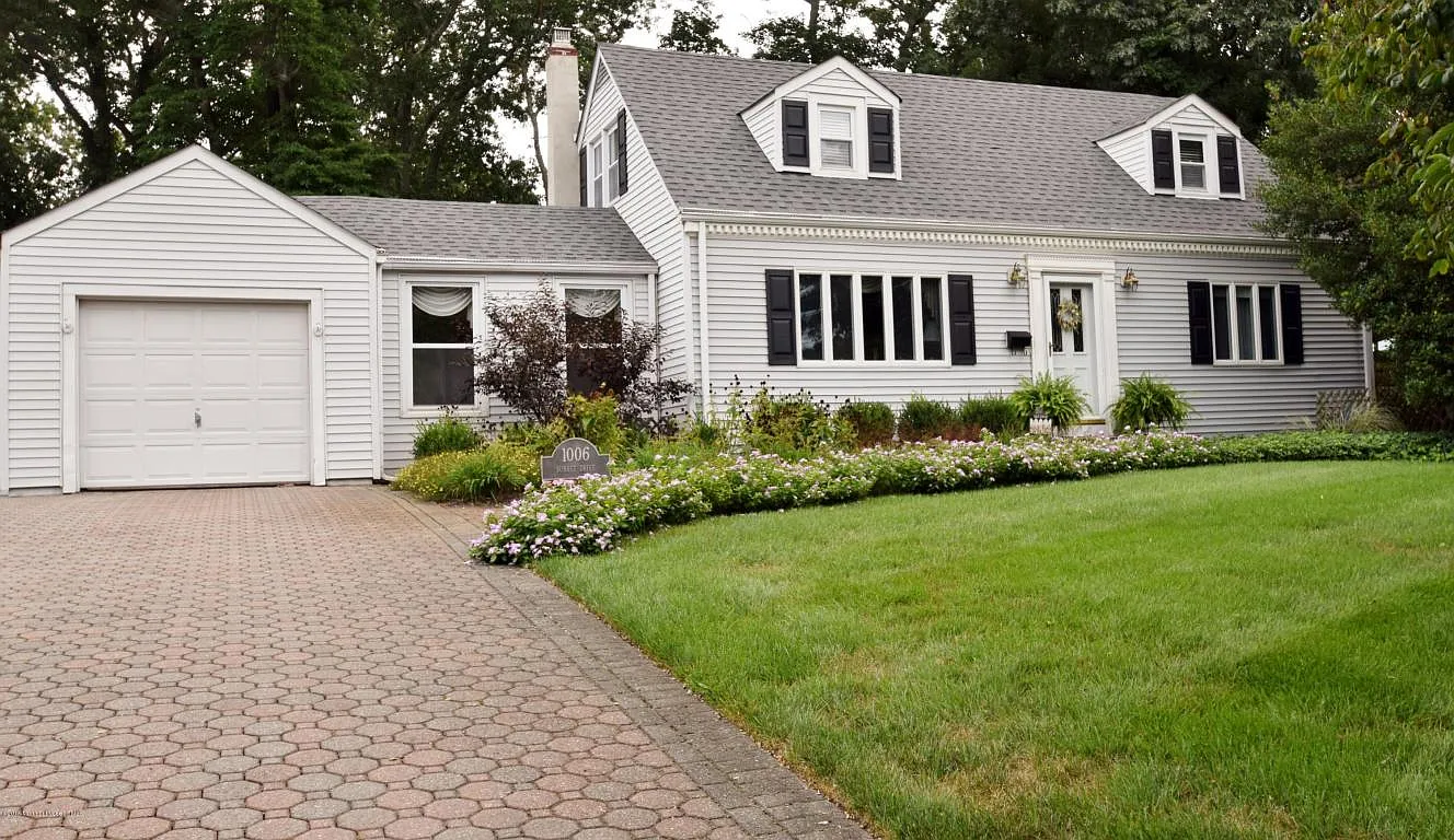 1006 Sunset Dr photo 1