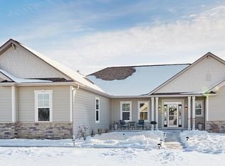 N68W27749 Steepleview Ln, Hartland, WI 53029