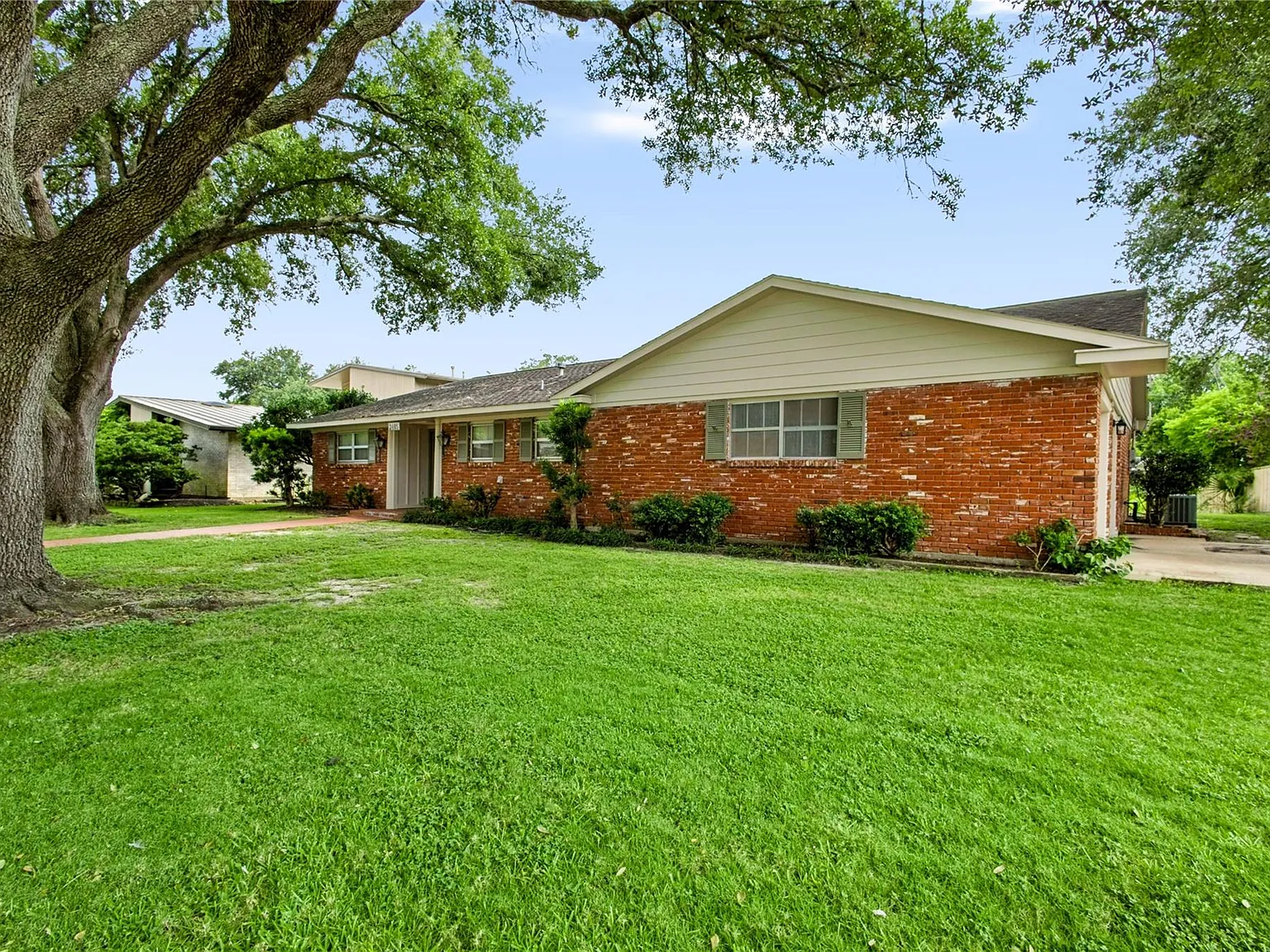 3 bed, 2.0 bath, 1714 sqft, $2,000 — Photo 1