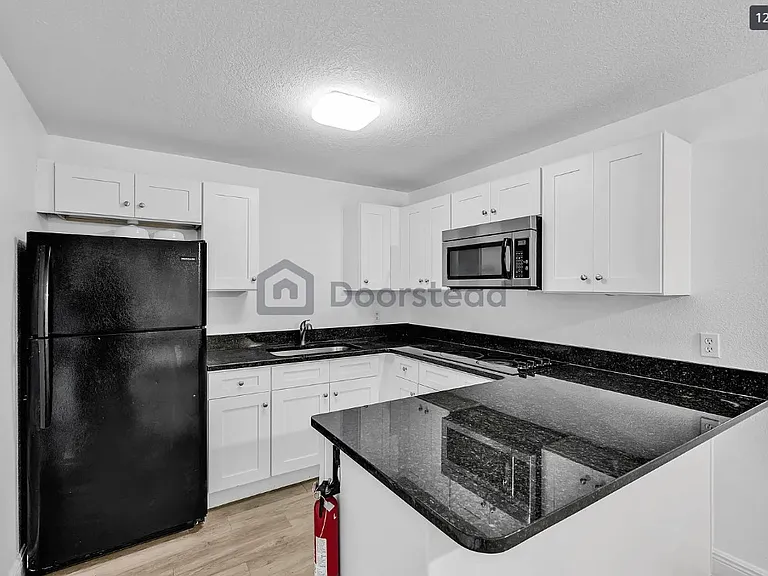 921 Penfield St #B — Photo 13