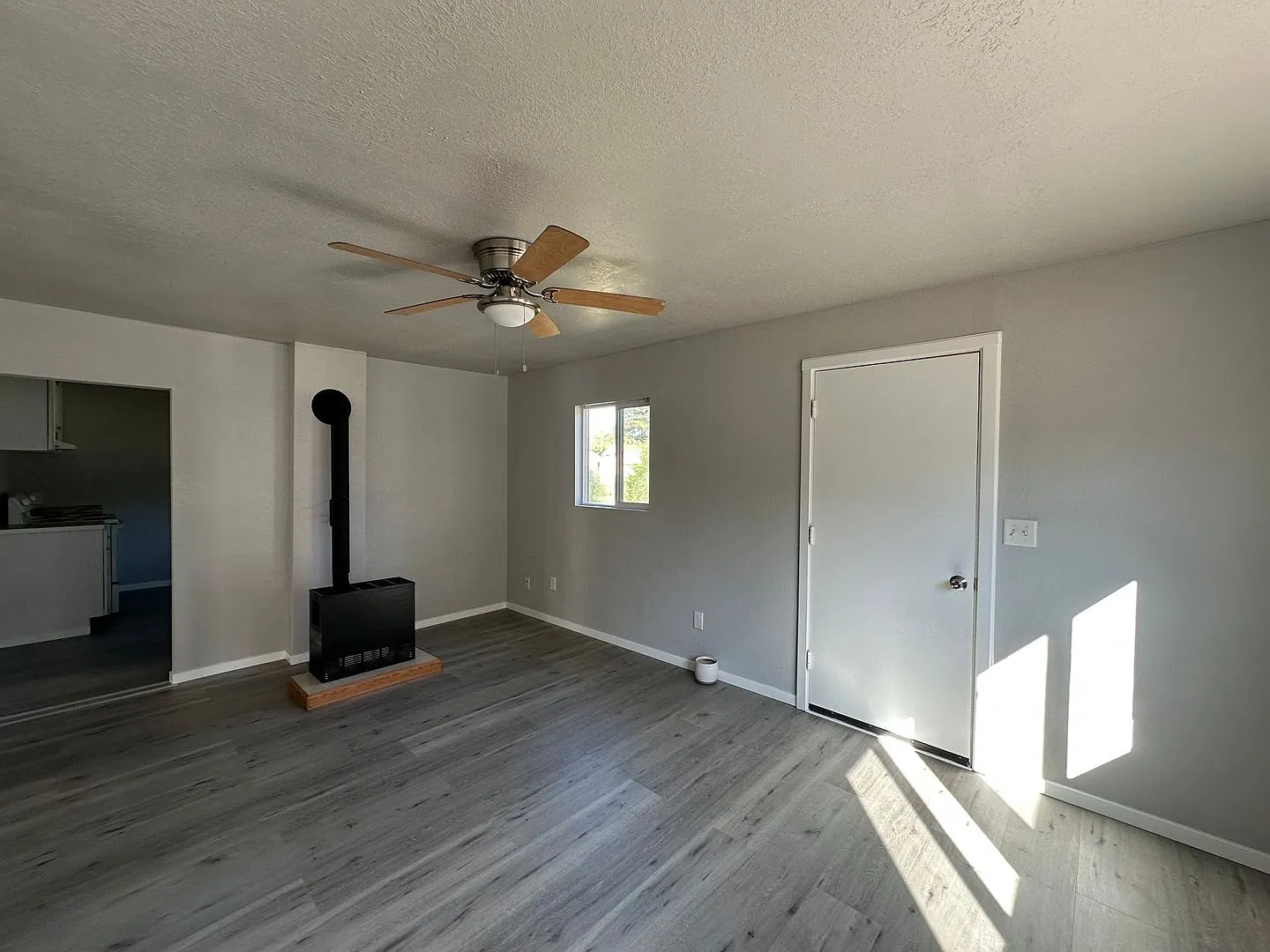 Remodeled 2 bedroom home in Myrtle Creek — Photo 3