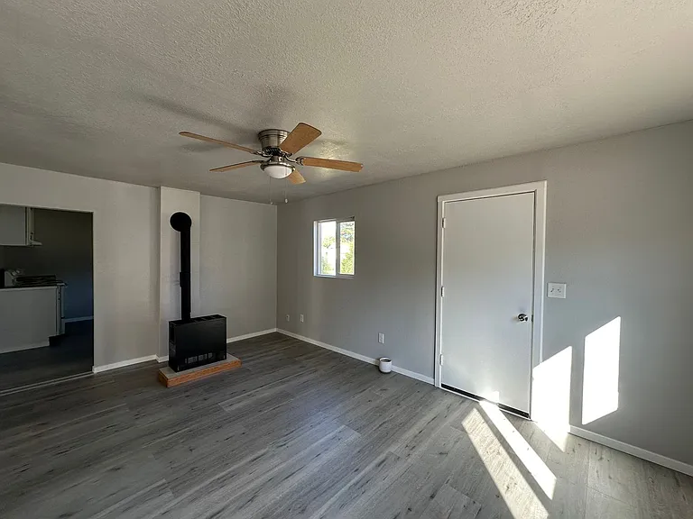 165 NE Oak St — Photo 3
