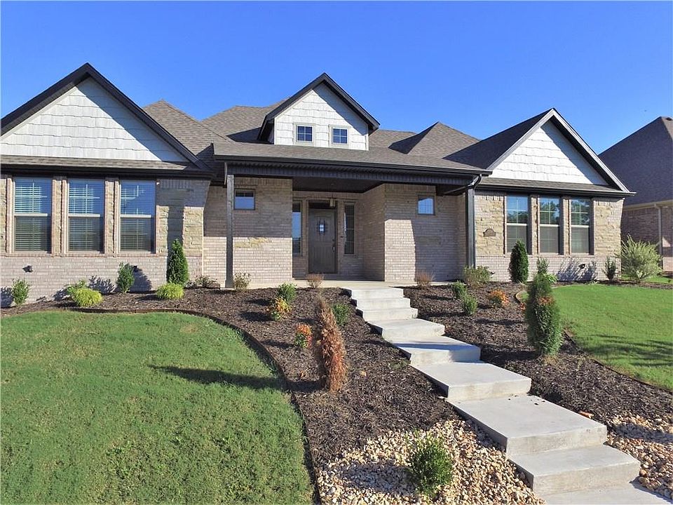 1st image of 2204 NE Steinbeck Dr