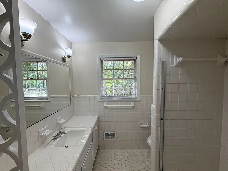 1002 W Alden Ave — Photo 16