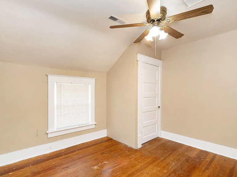 1215 Poyntz Ave — Photo 6