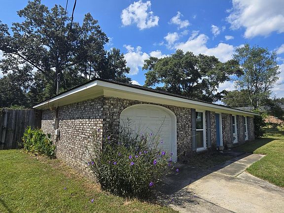 4th image of 103 Sprucewood Dr