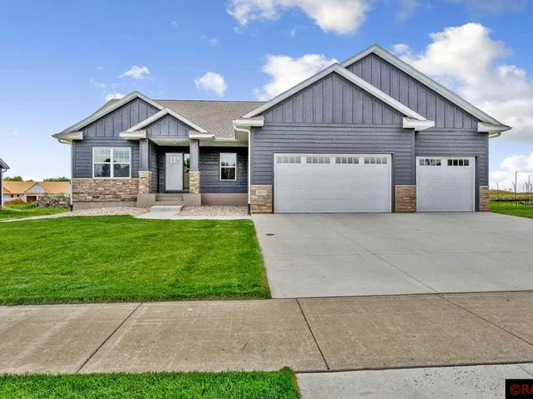 1811 Raymond Dr, North Mankato, MN 56003