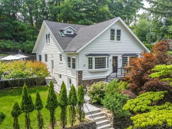 8 Birchwood Rd, North Caldwell Boro, NJ 07006