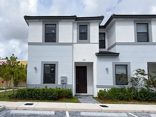 1016 NW 1st Ave Photo 1