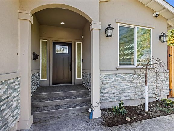 3rd image of 43257 Newport Dr