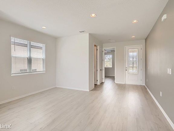 5th image of 307 Irving Bend Dr