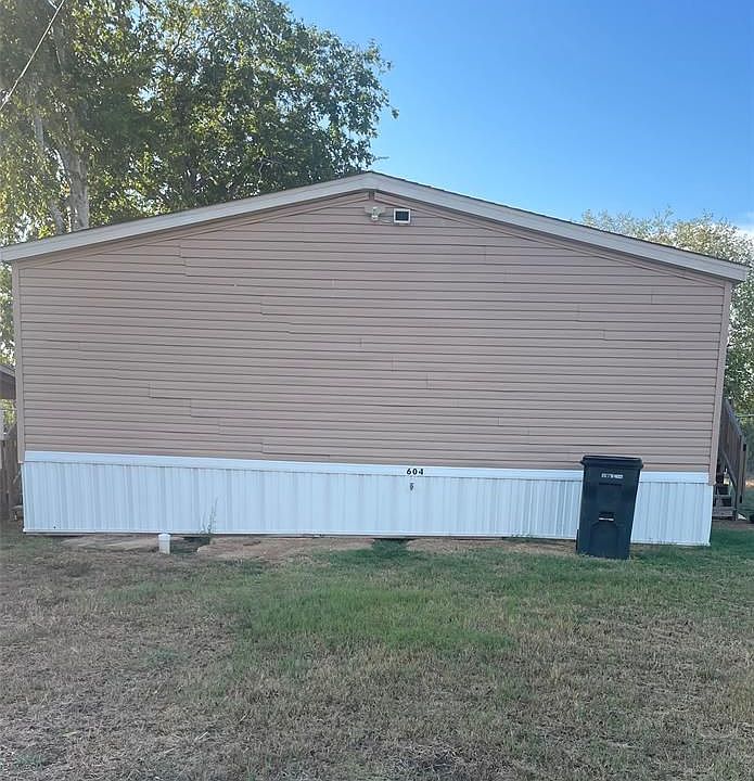 1st image of 604 W 2nd St