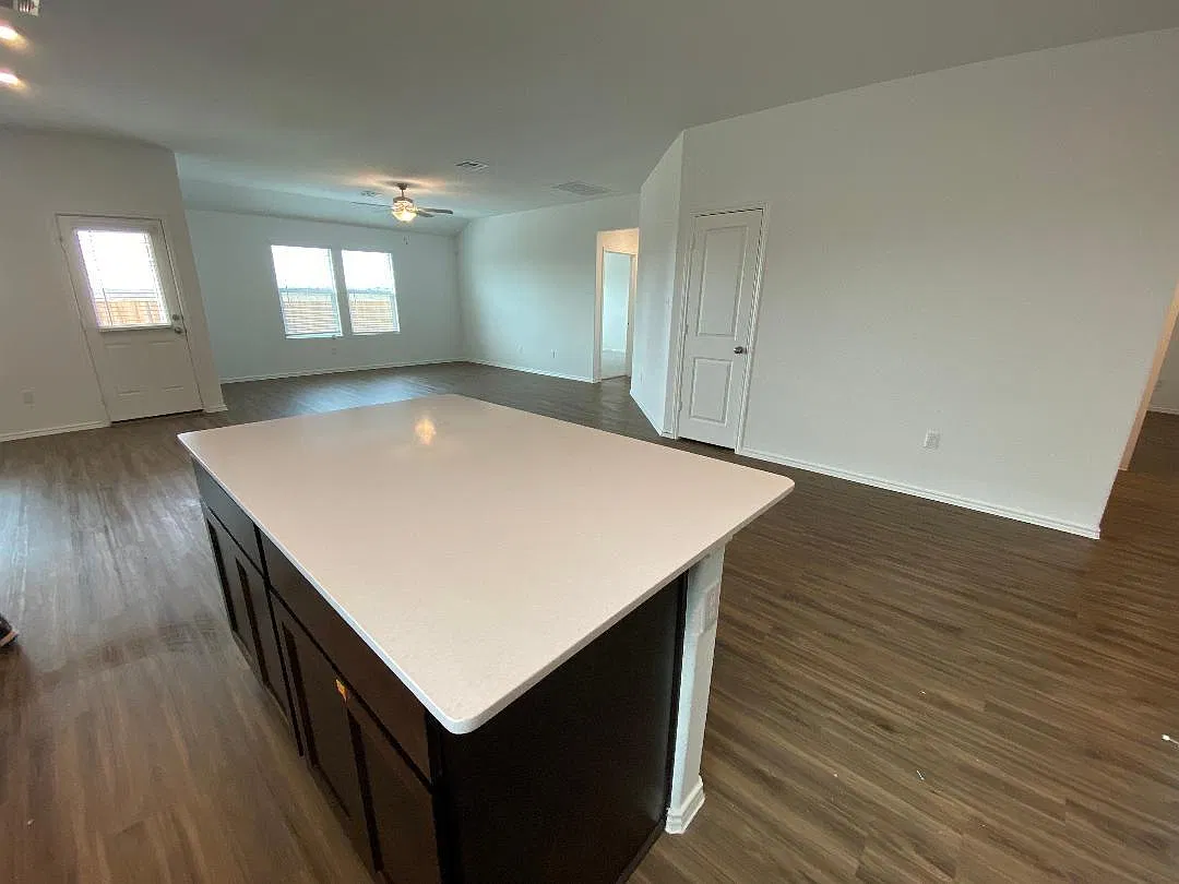 4 bed, 2.0 bath, 1938 sqft, $2,295 — Photo 3