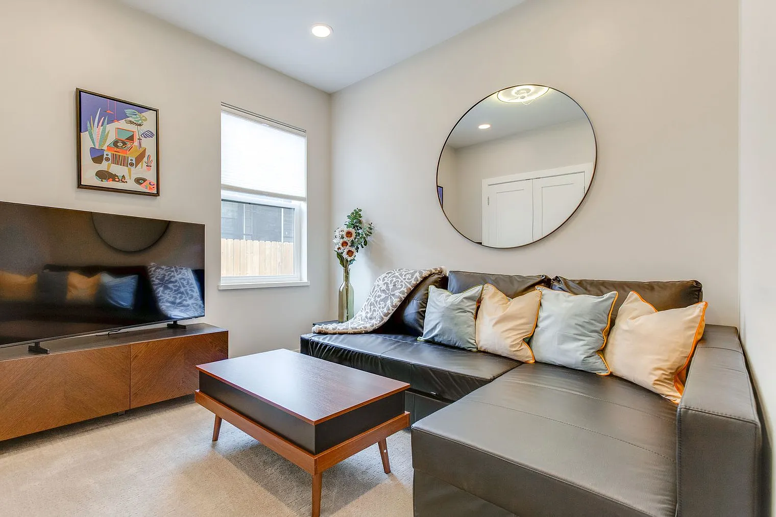 3 bed, 2.0 bath, 1593 sqft, $4,581 — Photo 3