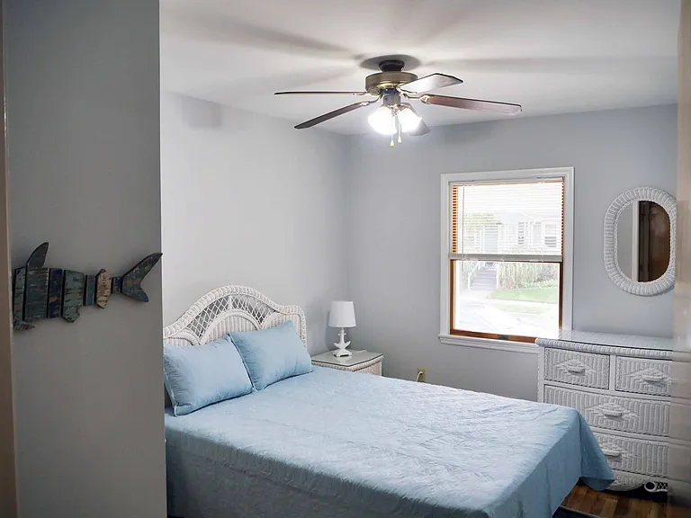 1st floor queen bedroom