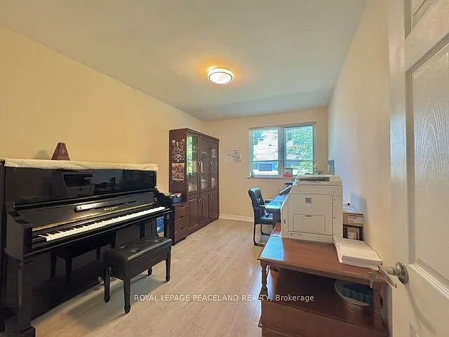 221 Browndale Cres — Photo 8