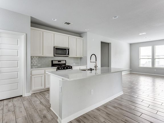 3rd image of 109 Flat Creek Ct