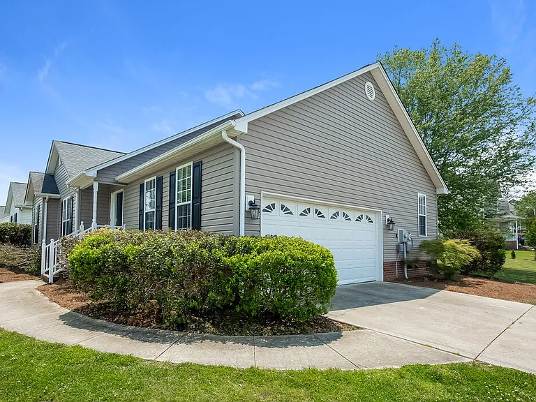 1004 Ayrshire Ln — Photo 5