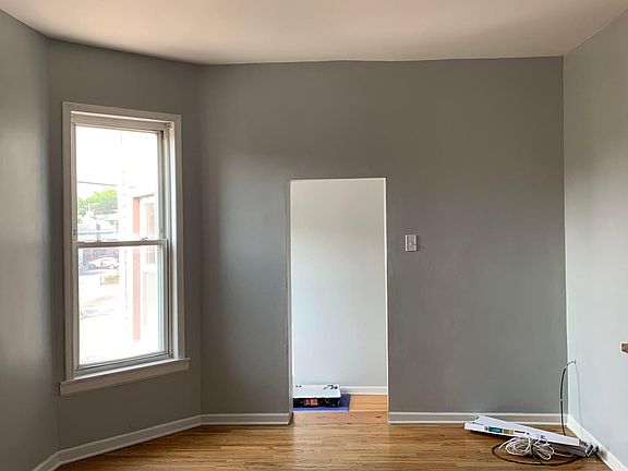 2nd image of 4400 N Dover St Unit 2R