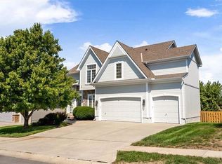 804 Creekmoor Pond Ln, Raymore, MO 64083