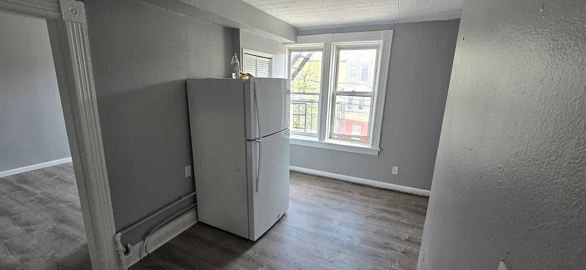 Building Photo - 73 4th St #2