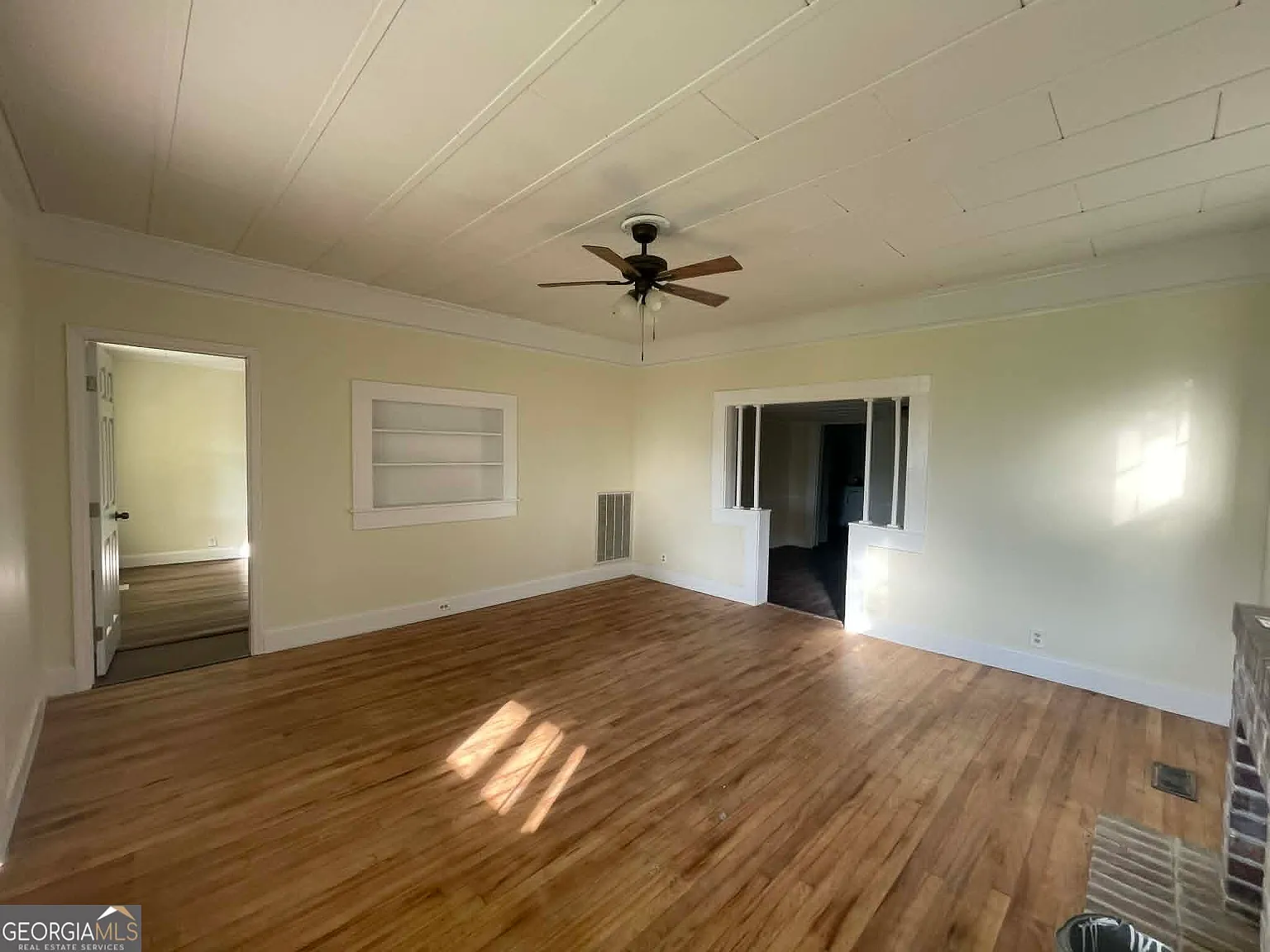 3 bed, 1.0 bath, 1581 sqft, $1,375 — Photo 3