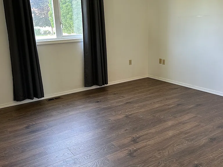 654 E Maple Pl — Photo 10