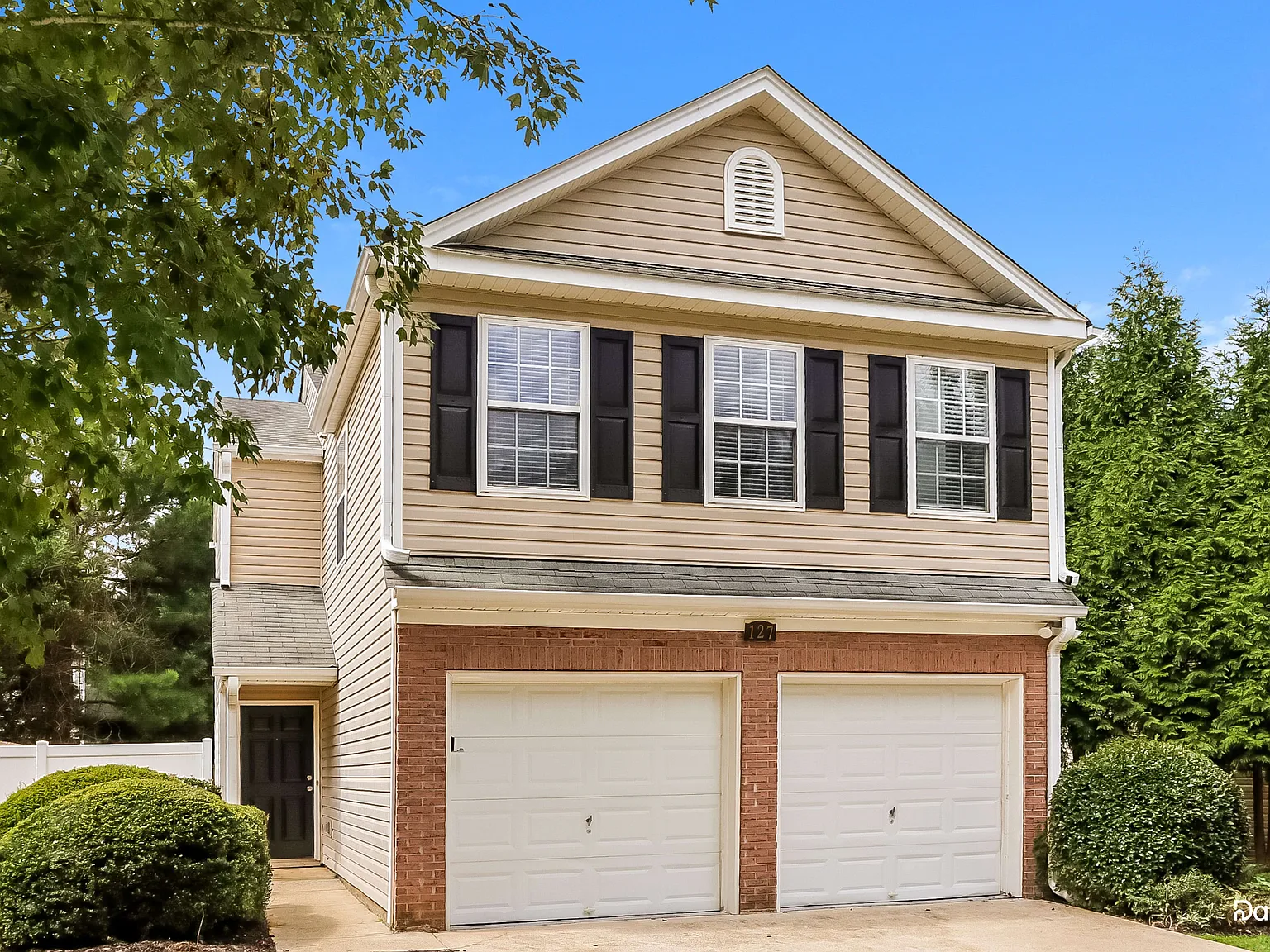 3 bed, 2.5 bath, 1360 sqft, $1,810 — Photo 1