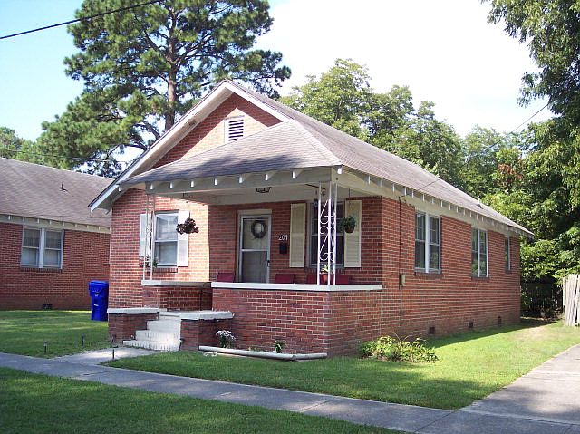 2nd image of 209 Richard St W