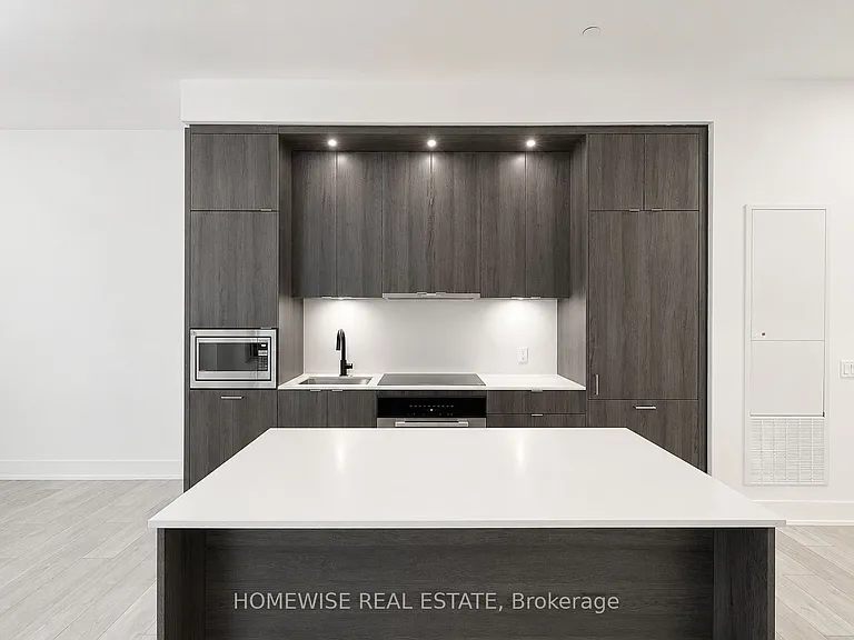 858 Dupont St #Penthouse 28 — Photo 3