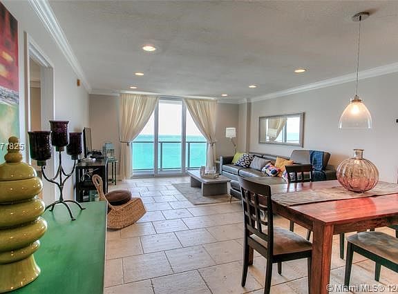 OPEN LAYOUT OF THE LIVING AREA