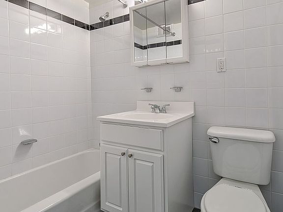 3rd image of 160 E 88th St APT 4d