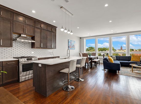 2nd image of 4062 N Lincoln Ave #4